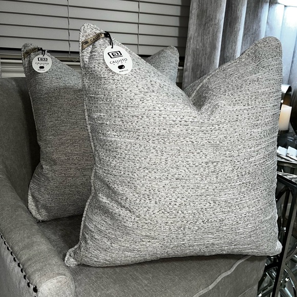 1-NWT CALLISTO HOME GRAY WOVEN VELVET DECORATIVE PILLOW